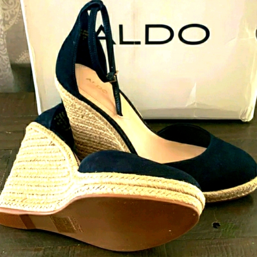 Black wedges
